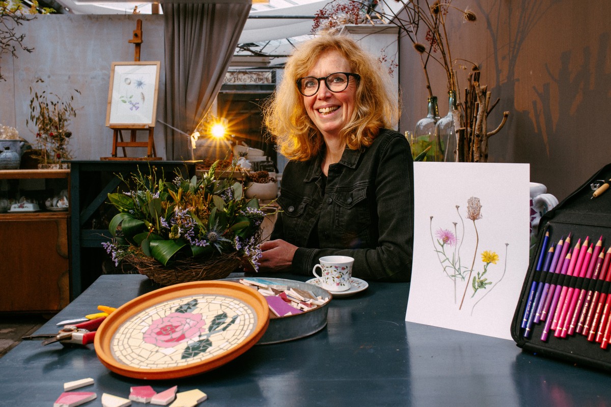 Achtergrondafbeelding Bloemschikken, tekenen, mozaïeken en bijenhouden in een prachtige natuurtuin: Marja heeft de leukste baan die er is