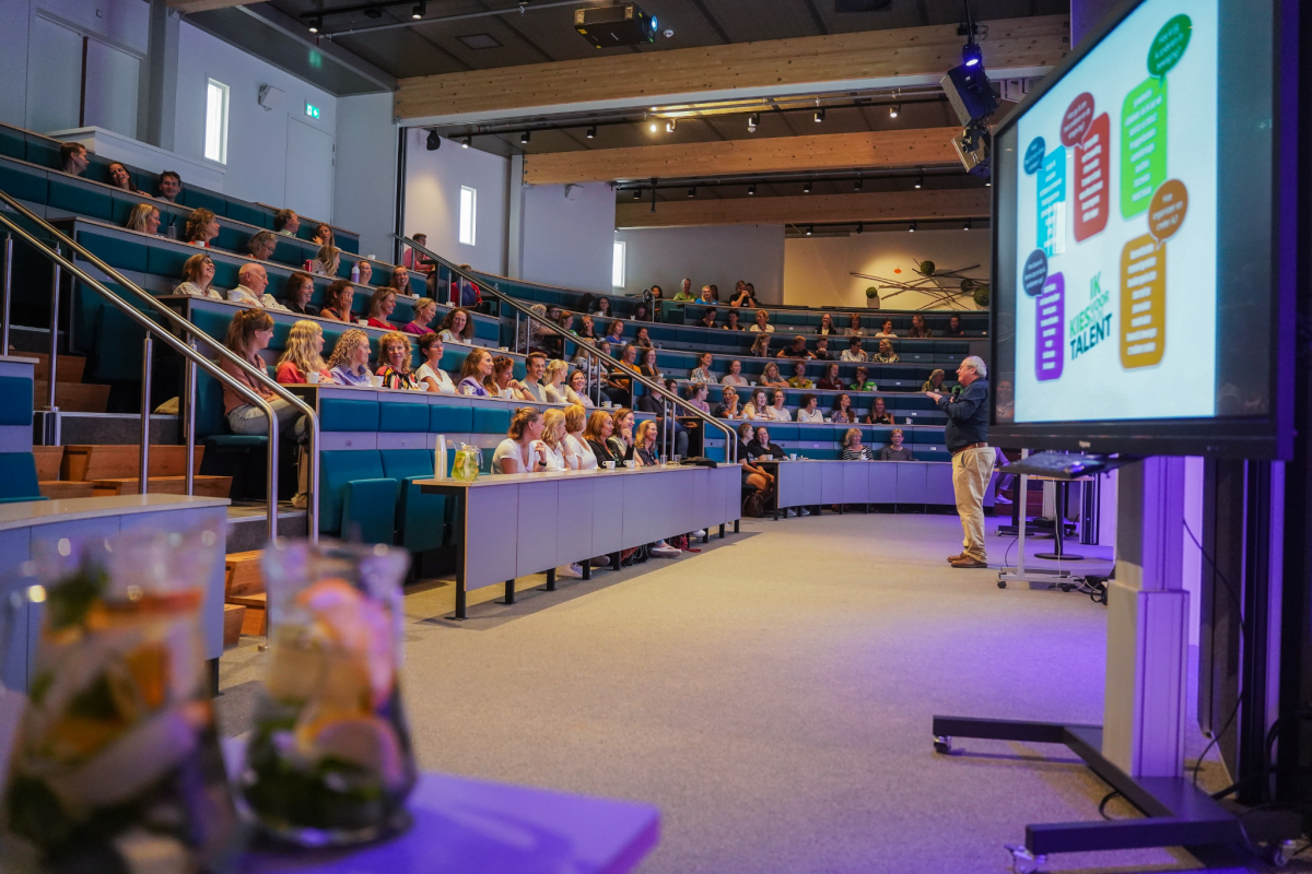 Achtergrondafbeelding VerwOnderwijs, de conferentie voor Westlandse leerkrachten en docenten