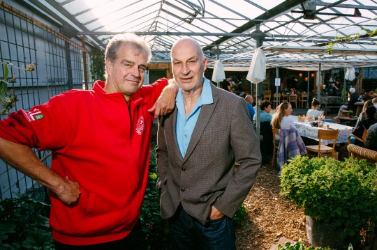 Afbeelding Muziek in de kas zorgt voor een gezellige ambiance tussen de bloemkolen