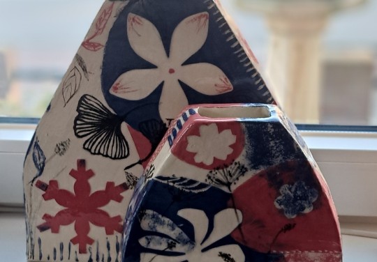 Afbeelding Keramiek en schilderijen in de Hofboerderij