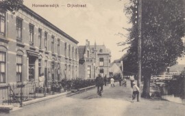 Historisch Café over de Dijkstraat in Honselersdijk