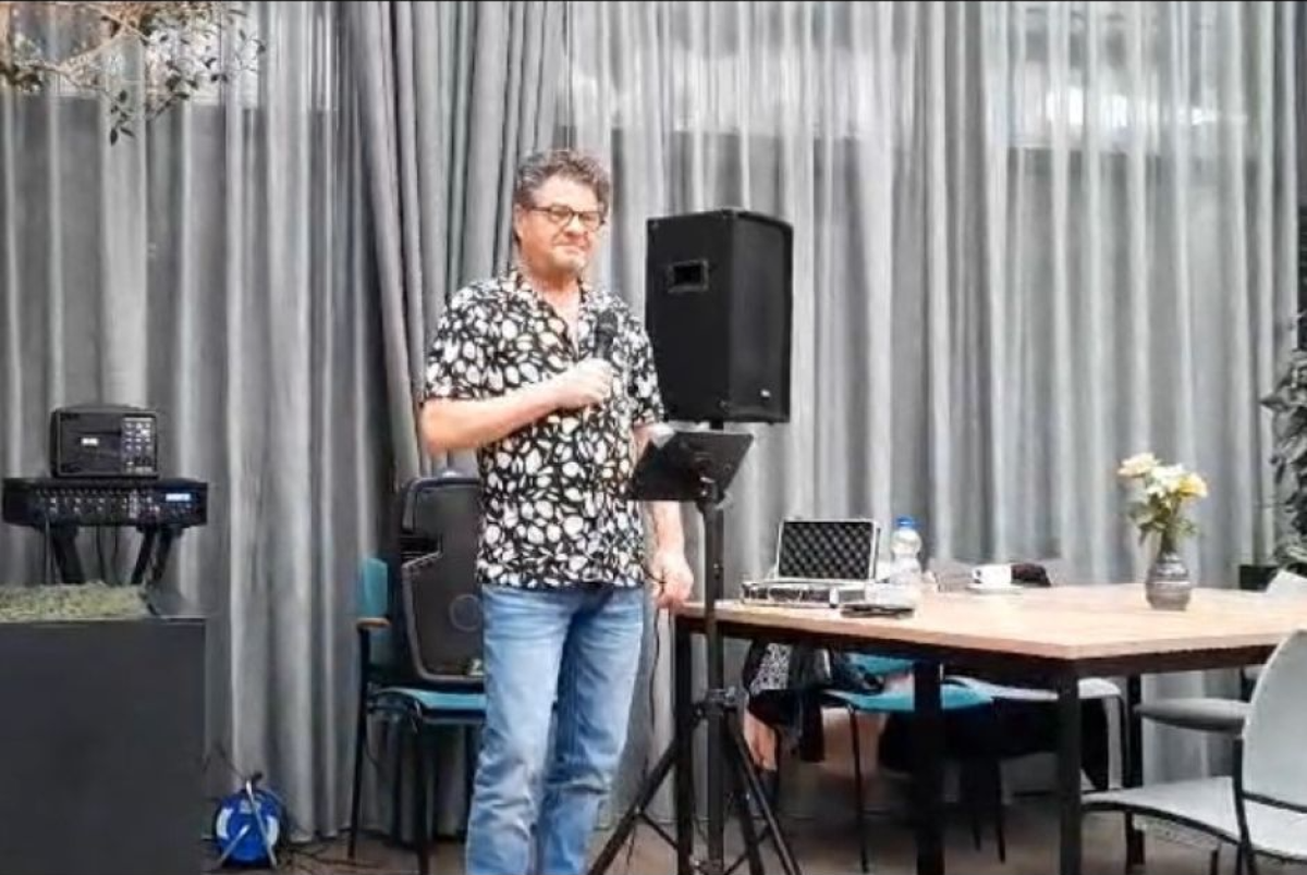 Achtergrondafbeelding John Van den Bos zingt in de Buurtkas
