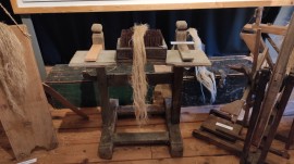 Demonstratie vlas zwingelen en hekelen