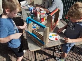Kinderen timmeren voor Vaderdag