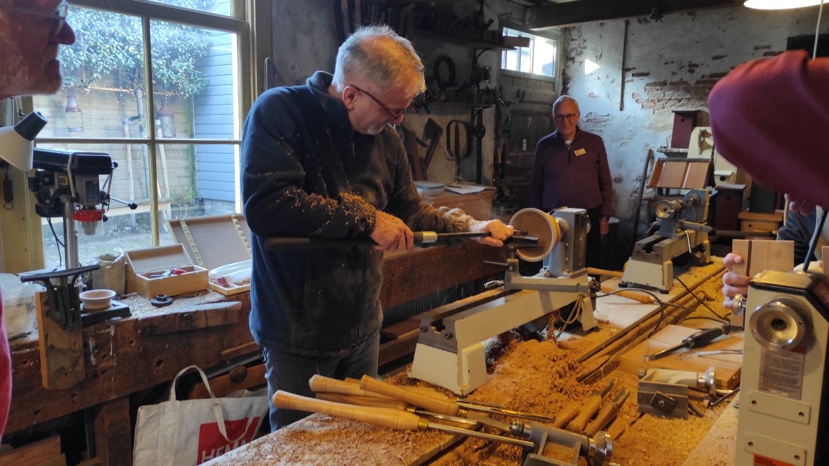Achtergrondafbeelding Houtdraaigroep in de werkplaats